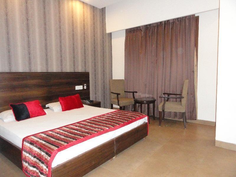 Silver Sands Chandīgarh Exterior foto